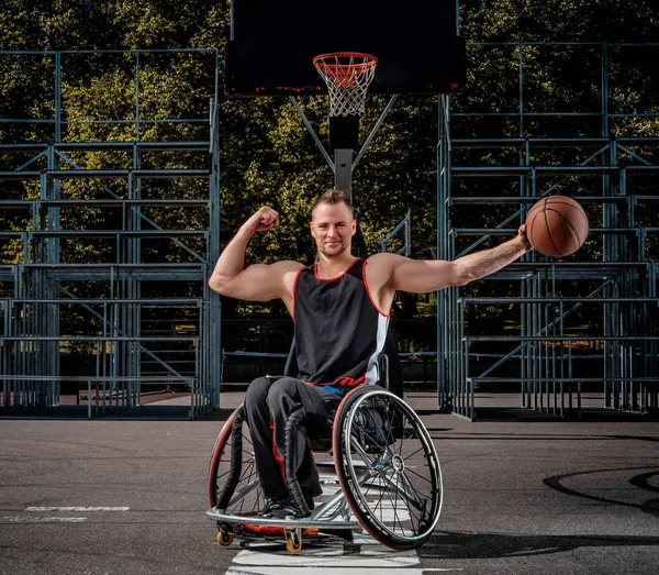 Jogador Basquete Forte Uma Cadeira Rodas Posar Com Uma Bola — Fotografia de Stock