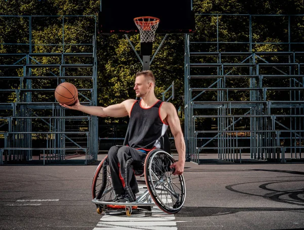 Bir Tekerlekli Sandalye Poz Açık Oyun Zeminde Topuyla Güçlü Basketbolcu — Stok fotoğraf