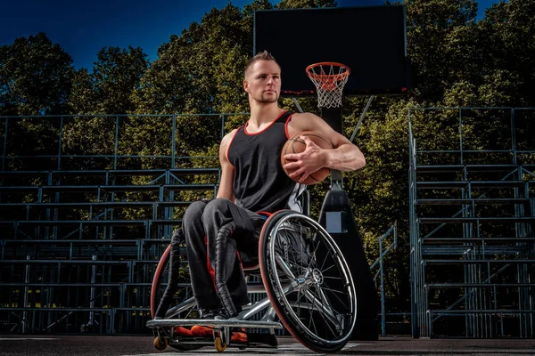 Retrato Jogador Basquete Com Deficiência Uma Cadeira Rodas Campo Jogo — Fotografia de Stock