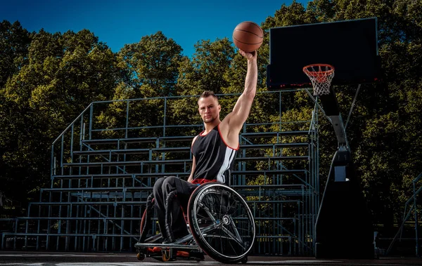 Koszykarz Kaleka Wózku Inwalidzkim Posiada Piłkę Ziemi Otwartych Gier — Zdjęcie stockowe