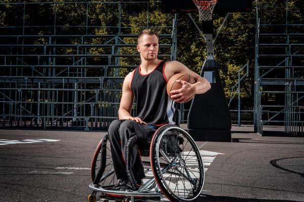 Açık Oyun Zeminde Tekerlekli Sandalyede Bir Engelli Basketbol Oyuncusu Portresi — Stok fotoğraf