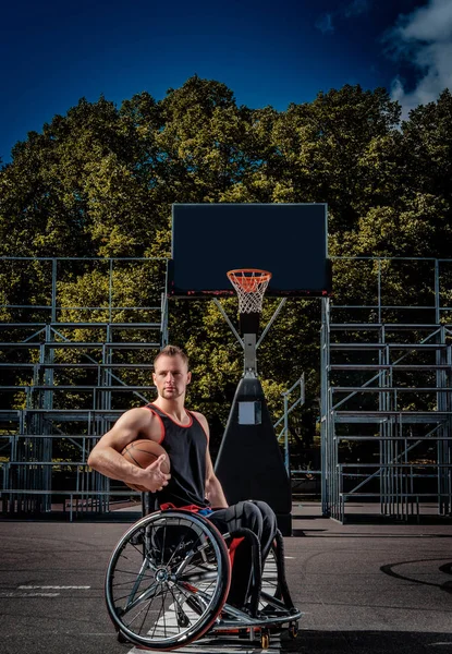 Jogador Basquete Aleijado Uma Cadeira Rodas Detém Uma Bola Campo — Fotografia de Stock