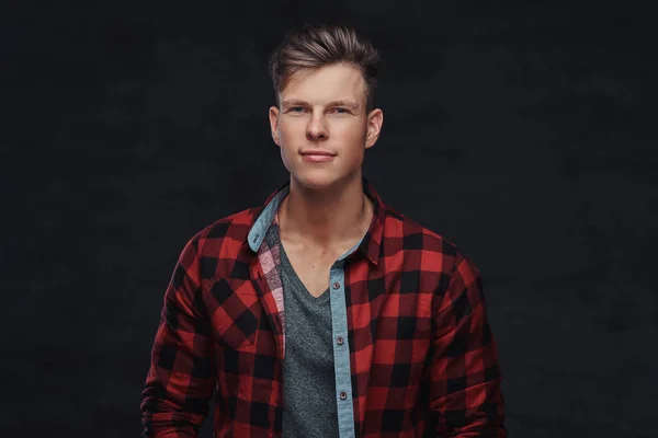 Retrato Joven Sonriente Con Una Camisa Lana Posando Estudio Aislado — Foto de Stock