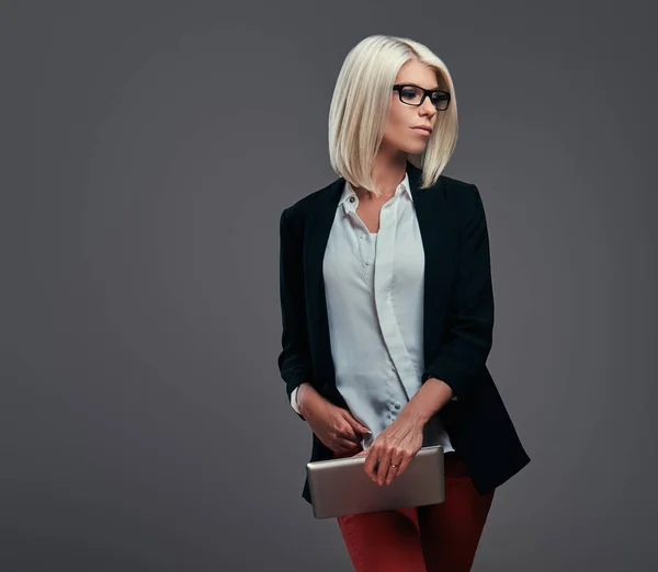 Blogueiro Moda Inteligente Fêmea Roupas Modernas Óculos Posa Com Tablet — Fotografia de Stock