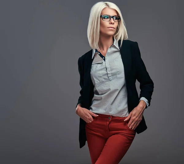 Blond Kobieta Moda Modne Ubrania Okulary Pozowanie Studio Białym Tle — Zdjęcie stockowe