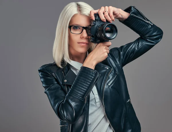 Beleza Fotógrafa Loira Inteligente Uma Blusa Branca Jaqueta Couro Preto — Fotografia de Stock