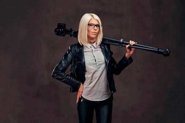Sexy Smarte Blonde Fotografin Hält Eine Professionelle Kamera Mit Stativ — Stockfoto