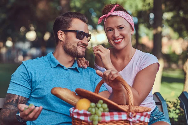 快乐的中年夫妇在约会 享受在公园的长凳上野餐 — 图库照片