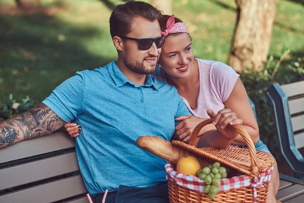 迷人的中年夫妇在约会 享受在公园的长凳上野餐 — 图库照片