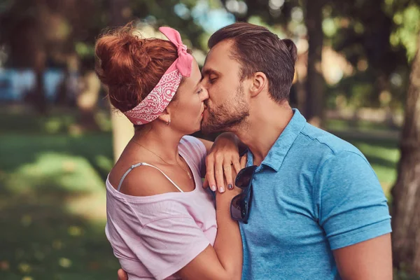 迷人情侣情侣亲吻在公园里 在一个浪漫的约会户外 — 图库照片