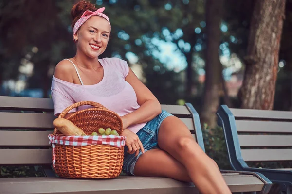 Glad Vacker Rödhårig Kvinna Bär Casual Kläder Sitter Med Picknick — Stockfoto