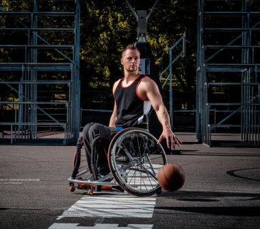 Tekerlekli sandalyede kötürüm basketbolcu açık oyun yere çalış.