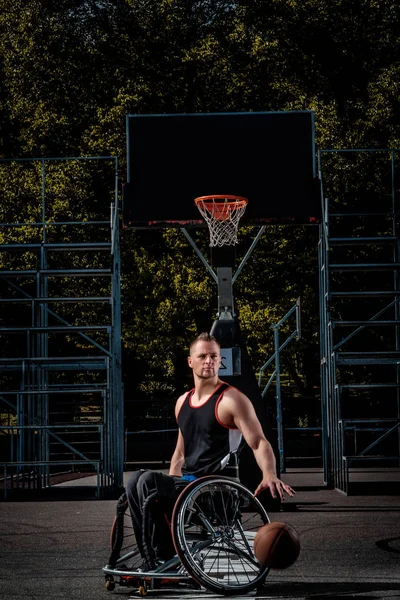Jogador de basquete aleijado em uma cadeira de rodas joga em campo de jogo aberto . — Fotografia de Stock