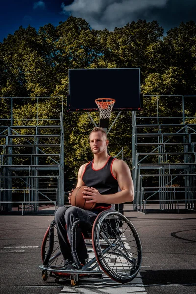 Portrait d'un joueur de basketball handicapé en fauteuil roulant sur un terrain de jeu ouvert . — Photo