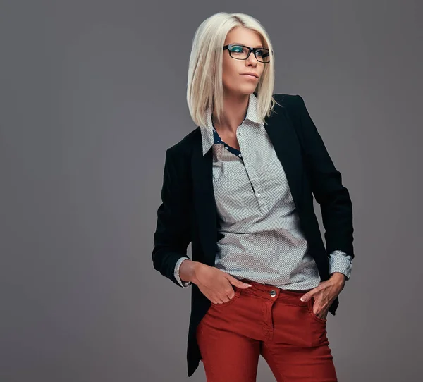 Mode blonde Frau in trendigen Klamotten und Brille posiert im Studio — Stockfoto