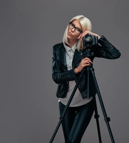 Fotógrafa Loira Inteligente Roupas Moda Posando Enquanto Inclina Uma Câmera — Fotografia de Stock
