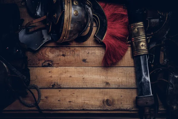 Antik Yunan savaşçı bir ahşap kurulları zemin üzerine tam savaş aleti.