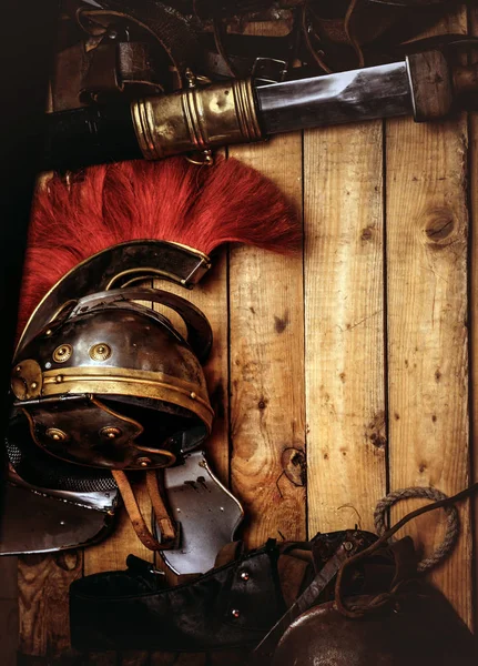 木の板の背景に古代ギリシャの戦士の完全な戦闘装置 — ストック写真