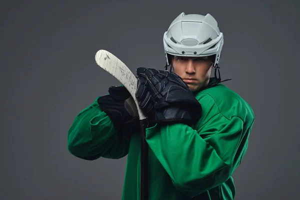 Jogador Hóquei Vestindo Equipamento Proteção Verde Capacete Branco Com Bastão — Fotografia de Stock