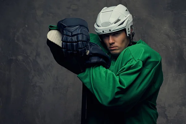Giocatore Hockey Indossando Indumenti Protettivi Verdi Casco Bianco Piedi Con — Foto Stock