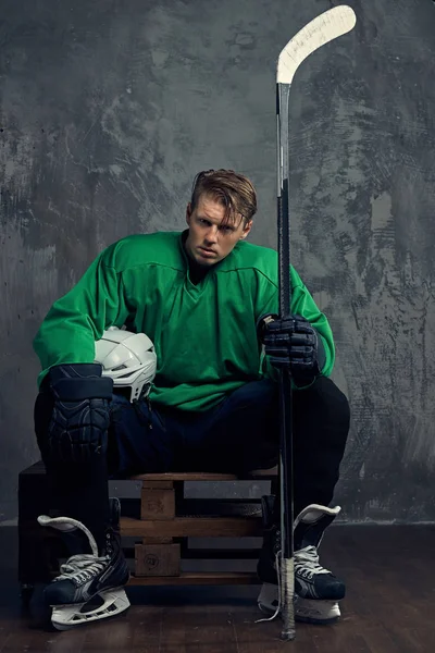 Hockeyprofi Ruht Nach Hartem Training Auf Holzpaletten Sitzend Isoliert Auf — Stockfoto