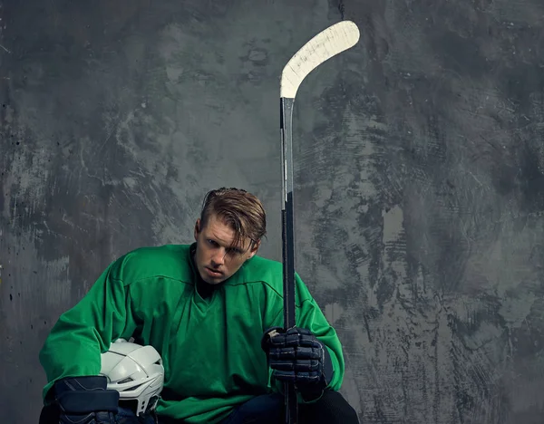 Giocatore Hockey Professionista Riposa Dopo Duro Allenamento Isolato Uno Sfondo — Foto Stock