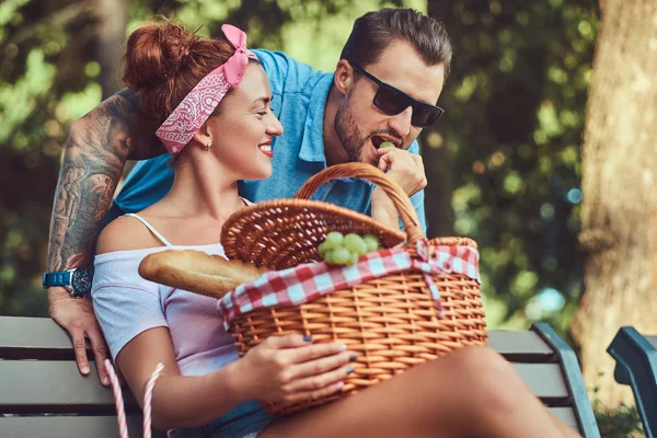 Happy Middle Age Couple Dating Enjoying Picnic Bench Park — Stock Photo, Image