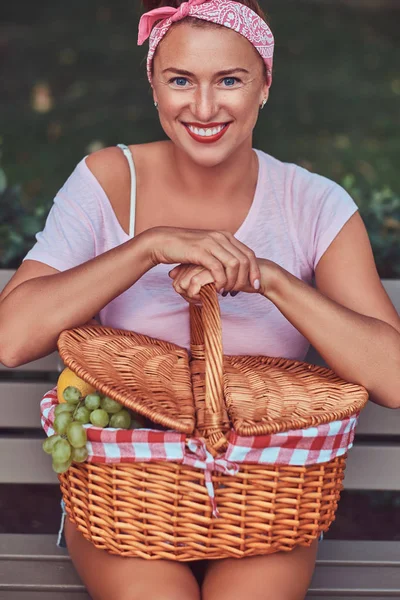 Glad Vacker Rödhårig Kvinna Bär Casual Kläder Håller Picknickkorg Medan — Stockfoto