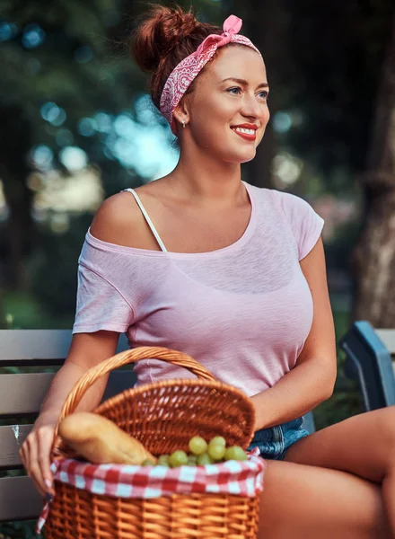 Felice Bella Rossa Donna Indossa Abiti Casual Seduta Con Cestino — Foto Stock