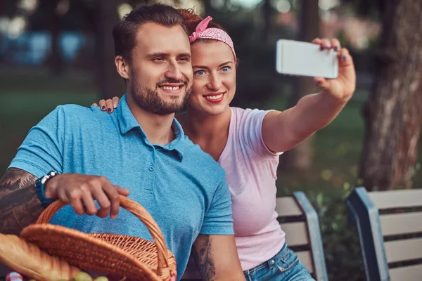 Glimlachend Aantrekkelijke Paar Selfie Nemen Een Picknick Een Park Tijdens — Stockfoto