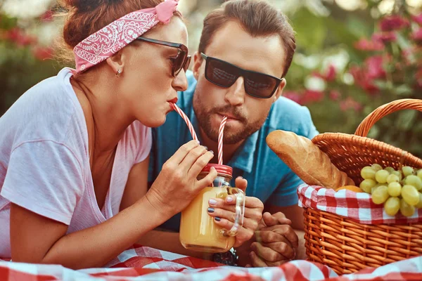 Sırasında açık havada kalma, parkta bir battaniye yatarken bir piknik zevk romantik bir mutlu orta yaş çiftin yakın çekim yansıma. 