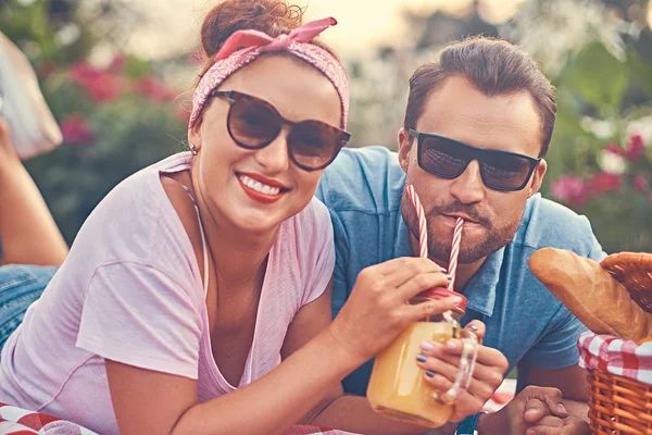 Sırasında açık havada kalma, parkta bir battaniye yatarken bir piknik zevk romantik bir mutlu orta yaş çiftin yakın çekim yansıma. 