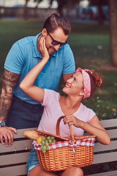 迷人的中年夫妇在约会 享受在公园的长凳上野餐 — 图库照片