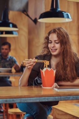 Baharatlı Erişte Asya bir restoranda yemek genç Kızıl saçlı kız.