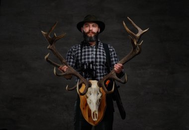 Polar gömlek ve şapka sakallı avcı ödülünü almıştır. Karanlık bir arka plan üzerinde izole.