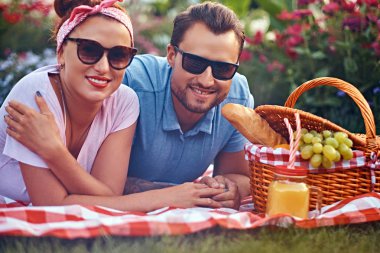 Sırasında açık havada kalma, parkta bir battaniye yatarken bir piknik zevk romantik bir mutlu orta yaş çiftin yakın çekim yansıma. 