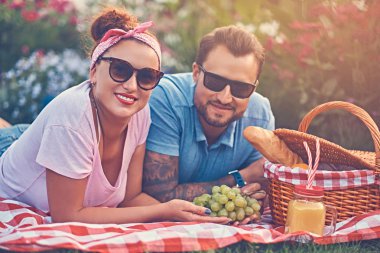 Sırasında açık havada kalma, parkta bir battaniye yatarken bir piknik zevk romantik bir mutlu orta yaş çiftin yakın çekim yansıma. 