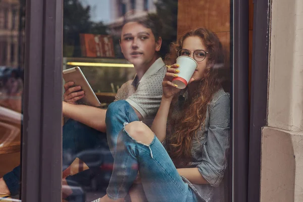 Jovens Estudantes Felizes Bebendo Café Usando Tablet Digital Sentado Peitoril — Fotografia de Stock