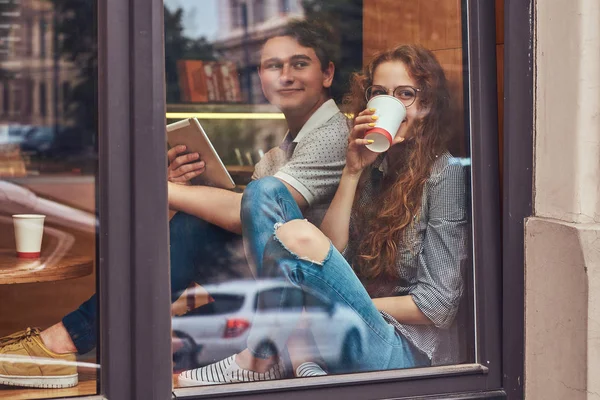 Jovens Estudantes Felizes Bebendo Café Usando Tablet Digital Sentado Peitoril — Fotografia de Stock