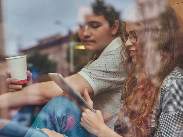 Dos Jóvenes Estudiantes Pensativos Tomando Café Usando Una Tableta Digital — Foto de Stock