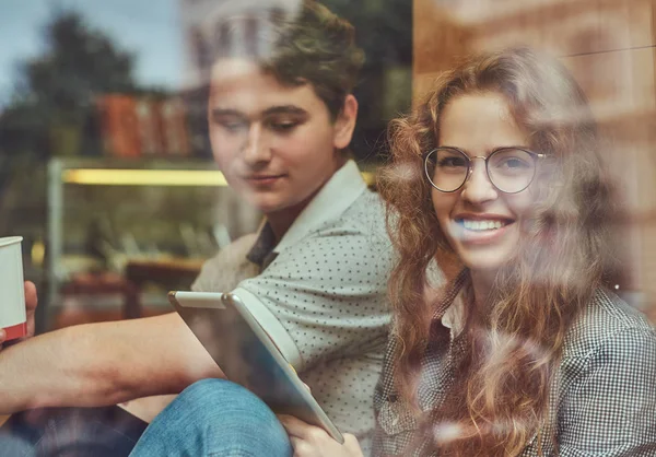 Jeunes Étudiants Heureux Buvant Café Utilisant Une Tablette Numérique Assise — Photo