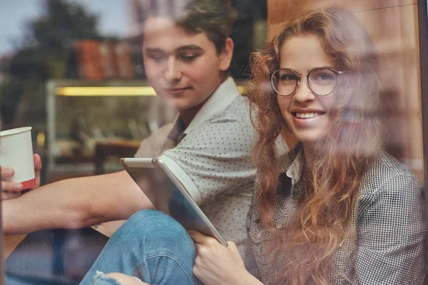 Jovens Estudantes Felizes Bebendo Café Usando Tablet Digital Sentado Peitoril — Fotografia de Stock