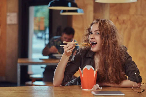 Smiling Young Redhead Female Wearing Casual Clothes Eating Spicy Noodles — Stock Photo, Image