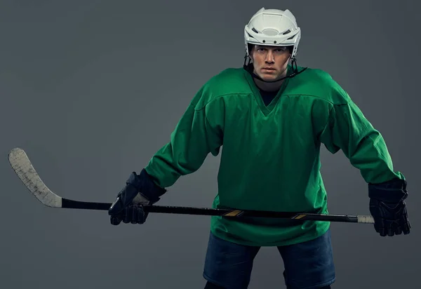 Portret Profesjonalny Hokeista Noszenie Pełnym Biegu Kija Hokejowego Białym Tle — Zdjęcie stockowe