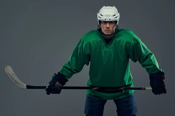 Porträtt Professionell Ishockeyspelare Som Bär Full Växel Och Hockeyklubba Isolerad — Stockfoto