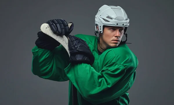 Hokejista Nosit Zelené Ochranných Pomůcek Bílou Helmu Postavení Hokejka Šedém — Stock fotografie