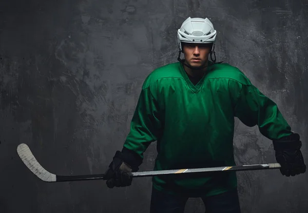 Giocatore Hockey Indossando Indumenti Protettivi Verdi Casco Bianco Piedi Con — Foto Stock