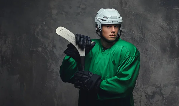 Jogador Hóquei Vestindo Equipamento Proteção Verde Capacete Branco Com Bastão — Fotografia de Stock