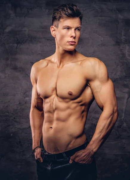 Vackra Shirtless Ung Man Modell Med Fin Muskulös Kropp Poserar — Stockfoto