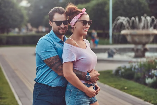 长胡子的男性拥抱他美丽的红发妻子 而站在公园 快乐中年夫妇在户外约会 — 图库照片
